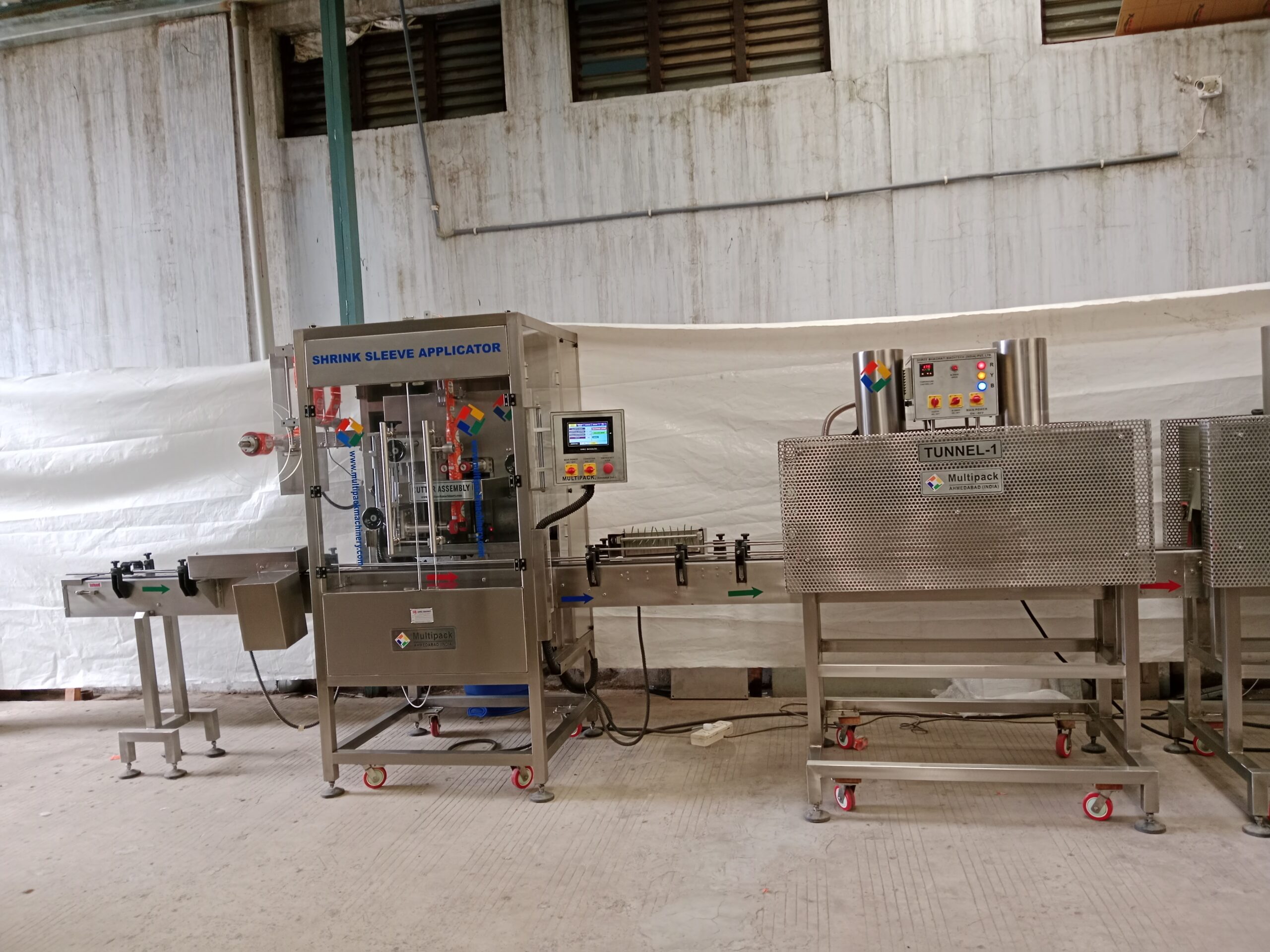 Shrink Sleeve Labeling machine with Electric tunnel for Pharma bottle